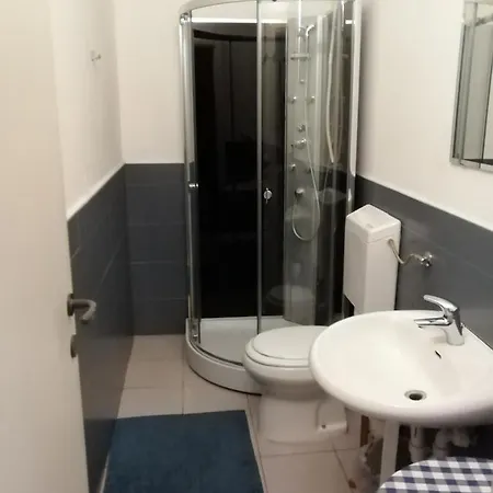Gira Guest house *