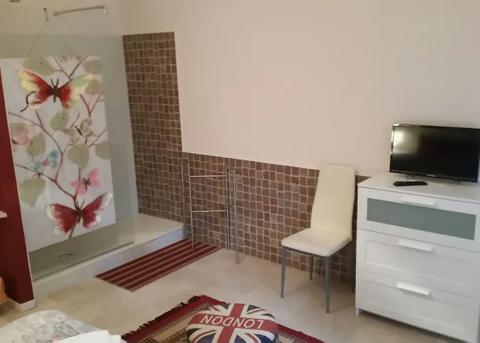 Gira Guest house *