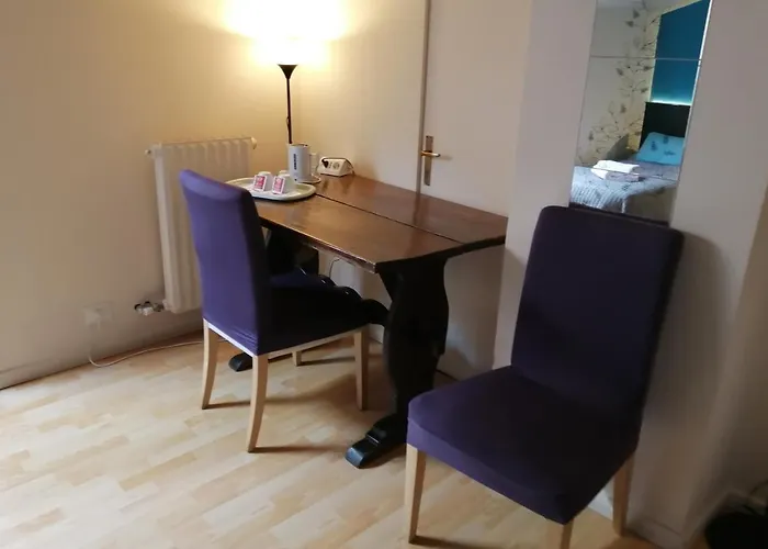 Gira Guest house