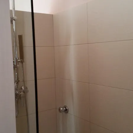 Guest house Gira Como